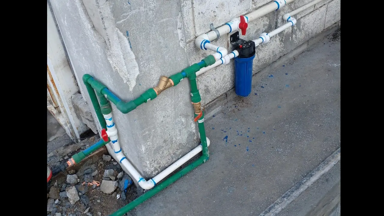 Técnico plomero trabajando en 